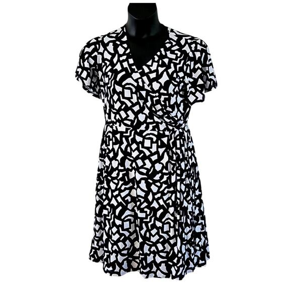 NWOT Susan Graver Women’s Black & White Geometric Faux Wrap Dress Size Medium - Picture 2 of 7